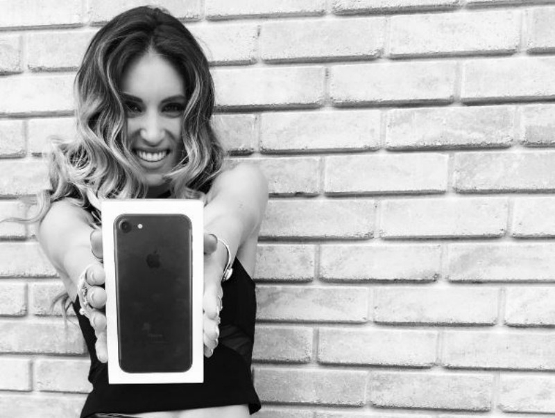 Ιστορίες κραξίματος (με αφορμή τo iphone της Οικονομάκου) Ιστορίες κραξίματος (με αφορμή τo iphone της Οικονομάκου)