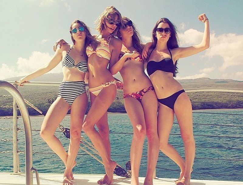 Aυτή και αν είναι είδηση: Η Taylor Swift με sexy μπικίνι στις διακοπές της Aυτή και αν είναι είδηση: Η Taylor Swift με sexy μπικίνι στις διακοπές της