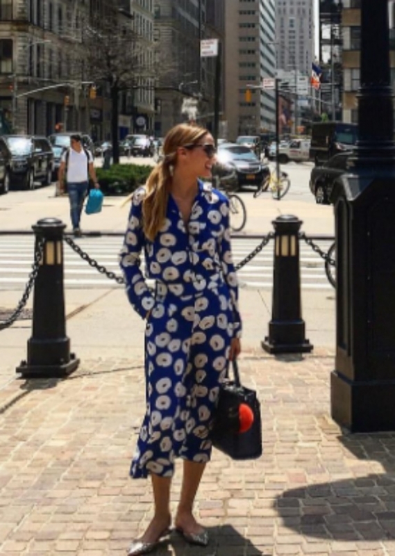 Street style : Η Olivia Palermo προτείνει πως να φορέσεις το εμπριμέ φόρεμα Street style : Η Olivia Palermo προτείνει πως να φορέσεις το εμπριμέ φόρεμα