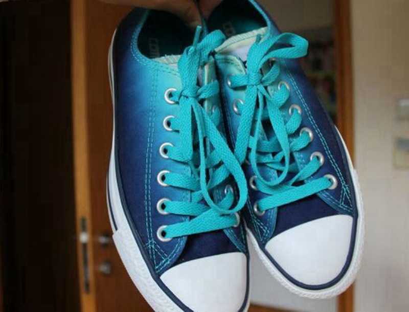 DIY : Φτιάξε τα πιο εντυπωσιακά μπλε sneakers με ombre εφέ DIY : Φτιάξε τα πιο εντυπωσιακά μπλε sneakers με ombre εφέ