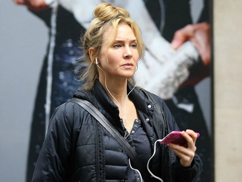 Bridget Jones is back! Κάνει χαλαρή βόλτα στα μαγαζιά! Bridget Jones is back! Κάνει χαλαρή βόλτα στα μαγαζιά!