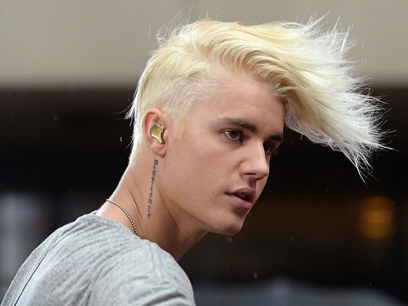 Justin Bieber : Απαγορεύτηκε το νέο του album στη Μέση Ανατολή Justin Bieber : Απαγορεύτηκε το νέο του album στη Μέση Ανατολή