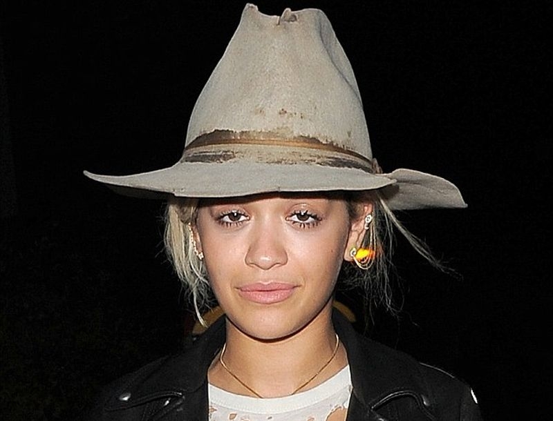 Rita Ora: Με μαύρους κύκλους στους δρόμους του Λονδίνου
