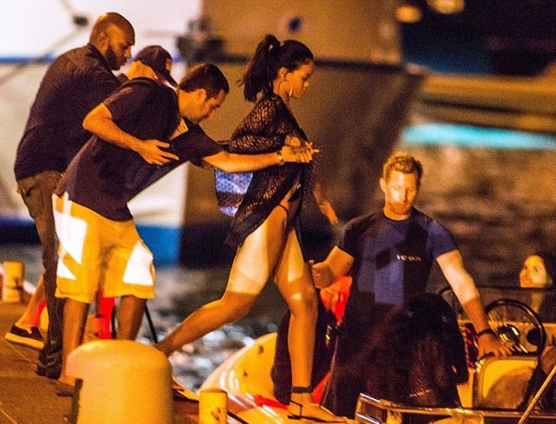 Κλασική Rihanna! Οι topless βόλτες στην πόλη Κλασική Rihanna! Οι topless βόλτες στην πόλη
