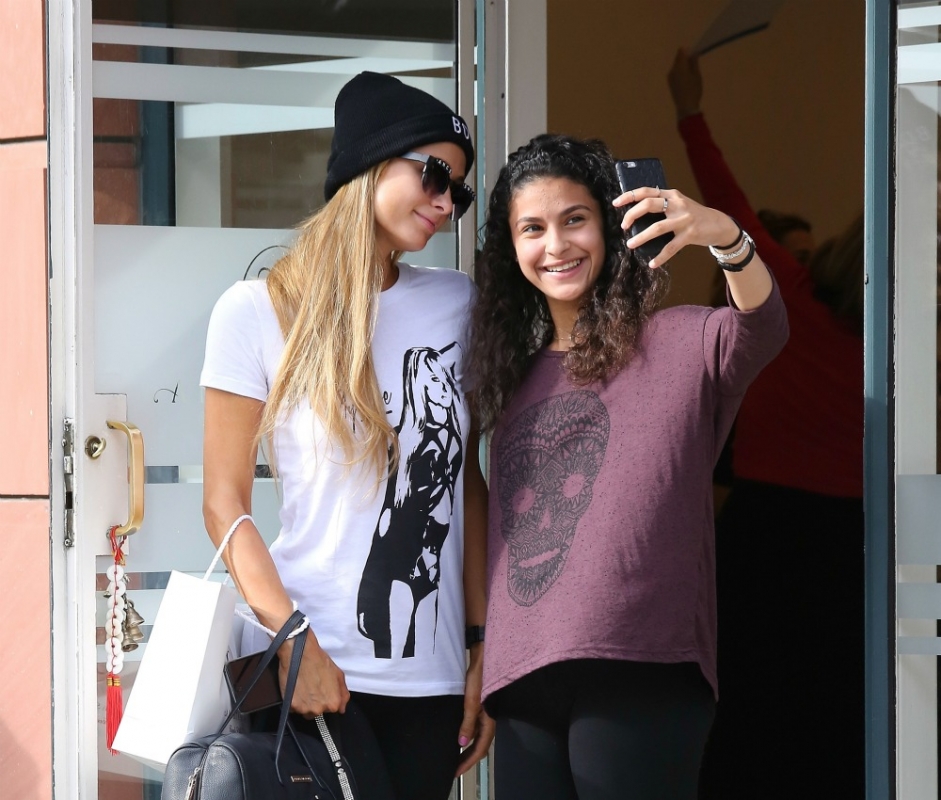 Cheeeese! H Paris Hilton βγάζει selfie με θαυμάστρια Cheeeese! H Paris Hilton βγάζει selfie με θαυμάστρια
