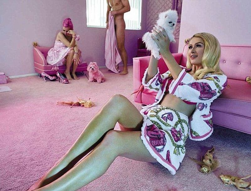 Paris Hilton: Ποζάρει σαν Barbie με γυμνούς άντρες Paris Hilton: Ποζάρει σαν Barbie με γυμνούς άντρες