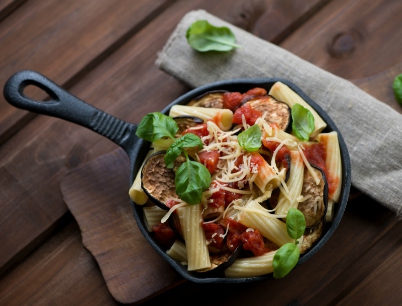 Pasta melanzane medideraneo ολικής με φέτα και φρέσκια ντομάτα Pasta melanzane medideraneo ολικής με φέτα και φρέσκια ντομάτα