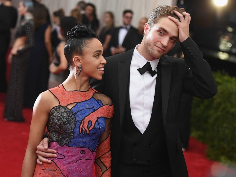 Robert Patinson και FKA Twigs: Γιατί αναβάλλεται ο γάμος Robert Patinson και FKA Twigs: Γιατί αναβάλλεται ο γάμος