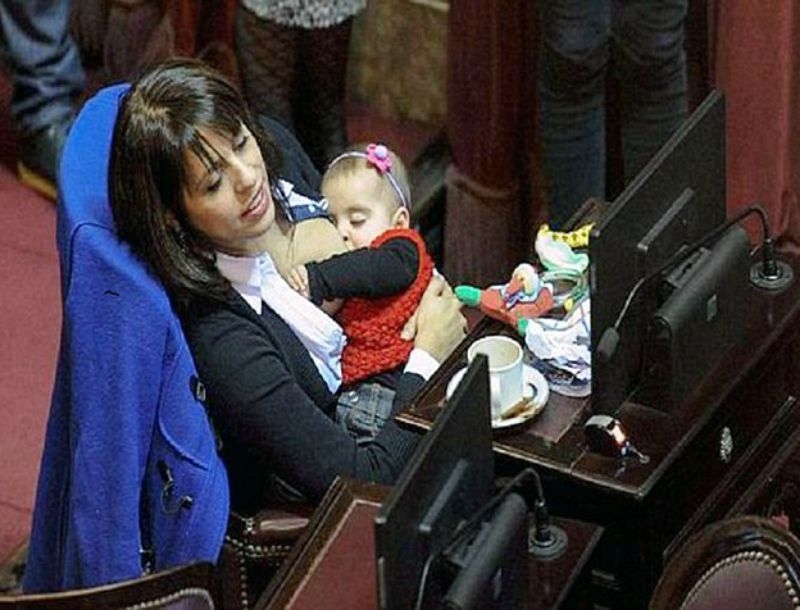 Breast Αrgentina: Boυλευτής θηλάζει το μωρό της κατά τη διάρκεια κοινοβουλευτικής συνεδρίασης Breast Αrgentina: Boυλευτής θηλάζει το μωρό της κατά τη διάρκεια κοινοβουλευτικής συνεδρίασης