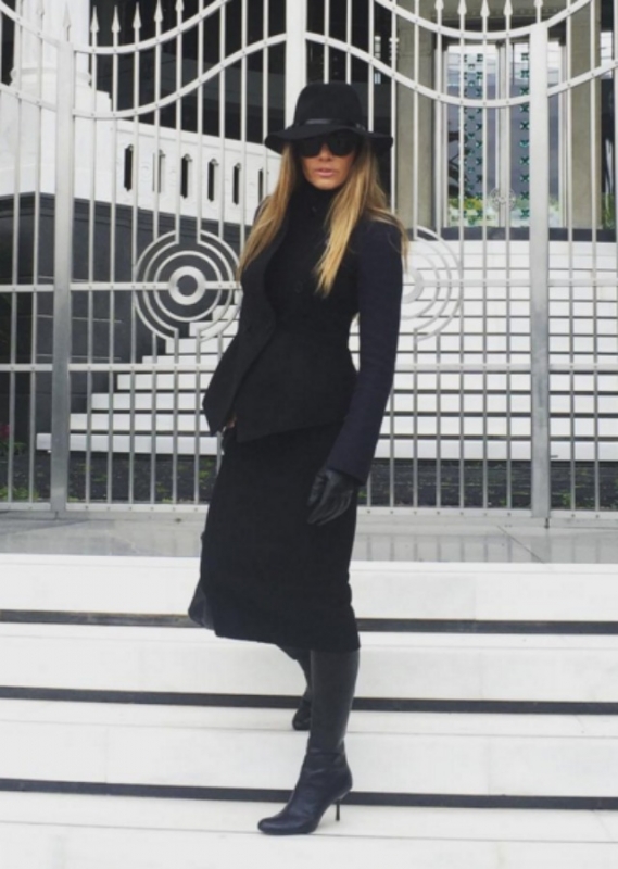 Street style : Η Ελένη Πετρουλάκη μας εκπλήσσει και επιλέγει total black look Street style : Η Ελένη Πετρουλάκη μας εκπλήσσει και επιλέγει total black look