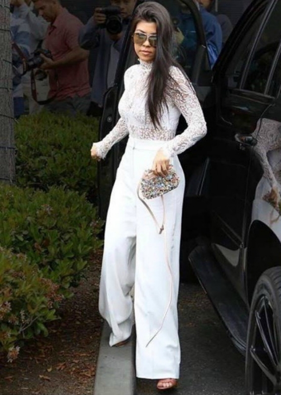Street Styl : H Kourtney Kardashian με total white look, θα σε εμπνεύσει Street Styl : H Kourtney Kardashian με total white look, θα σε εμπνεύσει