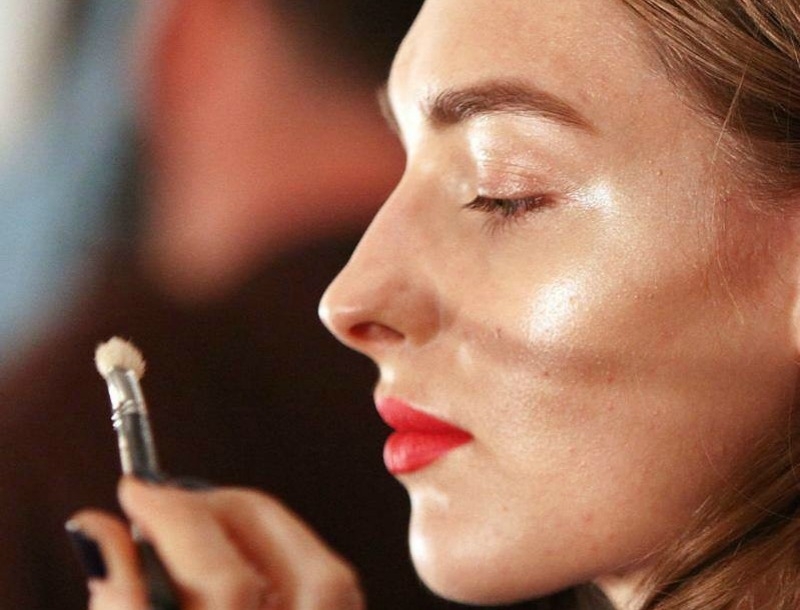 Shine bright: Πώς θα υιοθετήσετε την τεχνική του strobing Shine bright: Πώς θα υιοθετήσετε την τεχνική του strobing