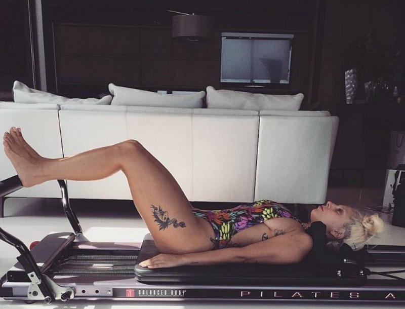 Η Lady Gaga κάνει pilates με μαγιό Η Lady Gaga κάνει pilates με μαγιό