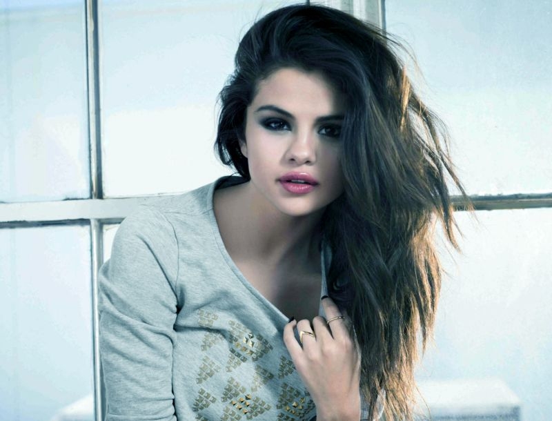 Η Selena Gomez κάνει yoga με τα... εσώρουχα της Η Selena Gomez κάνει yoga με τα... εσώρουχα της