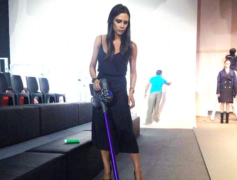 Victoria Beckham: Καθαρίζει μέχρι και την πασαρέλα