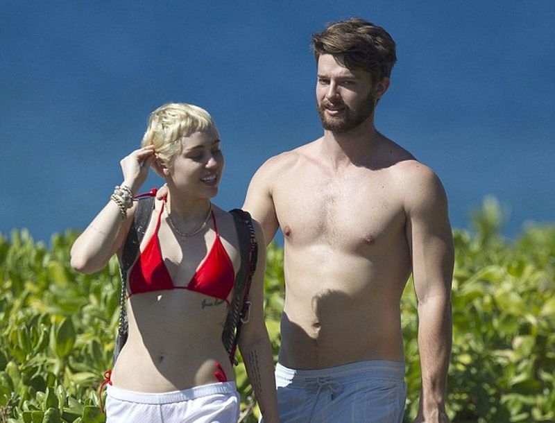 Έρωτας μεγάλος! Χέρι-χέρι Miley Cyrus και Patrick Schwarzenegger στην παραλία Έρωτας μεγάλος! Χέρι-χέρι Miley Cyrus και Patrick Schwarzenegger στην παραλία