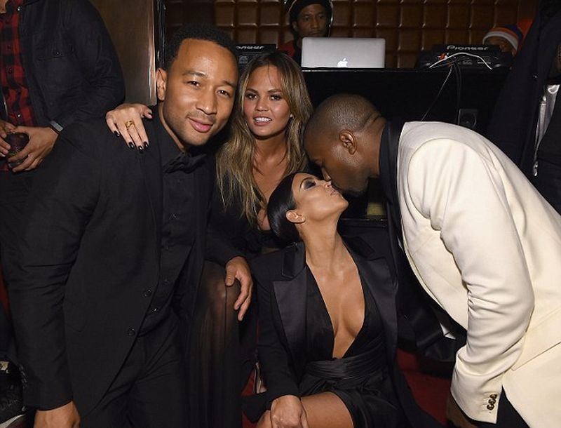 To τρυφερό φιλί του Kanye West στην Kim Kardashian To τρυφερό φιλί του Kanye West στην Kim Kardashian