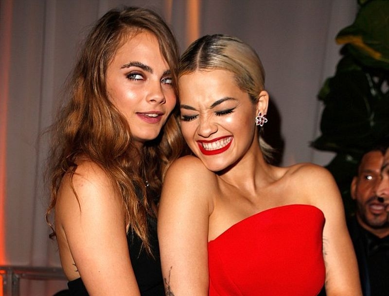 Οι αγκαλιές της Rita Ora και της Cara Delevingne στο πάρτι των Golden Globes Οι αγκαλιές της Rita Ora και της Cara Delevingne στο πάρτι των Golden Globes