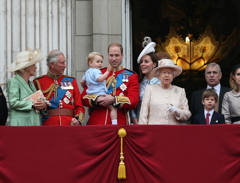 Prince George: H πρώτη του εμφάνιση στο βασιλικό μπαλκόνι Prince George: H πρώτη του εμφάνιση στο βασιλικό μπαλκόνι