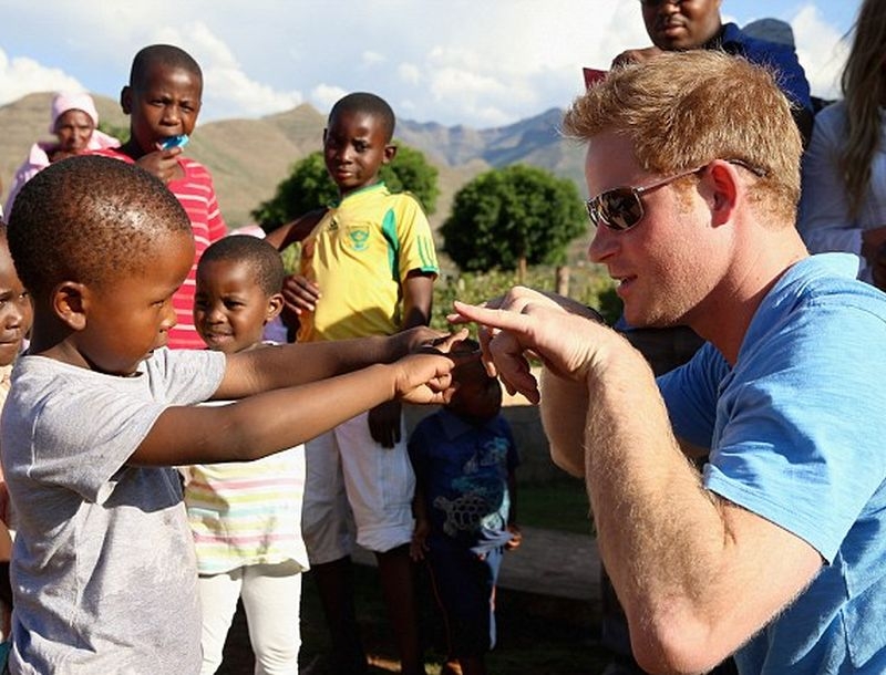 Prince Harry: Εγκαταλείπει τον στρατό για να ασχοληθεί με τις φιλανθρωπίες Prince Harry: Εγκαταλείπει τον στρατό για να ασχοληθεί με τις φιλανθρωπίες