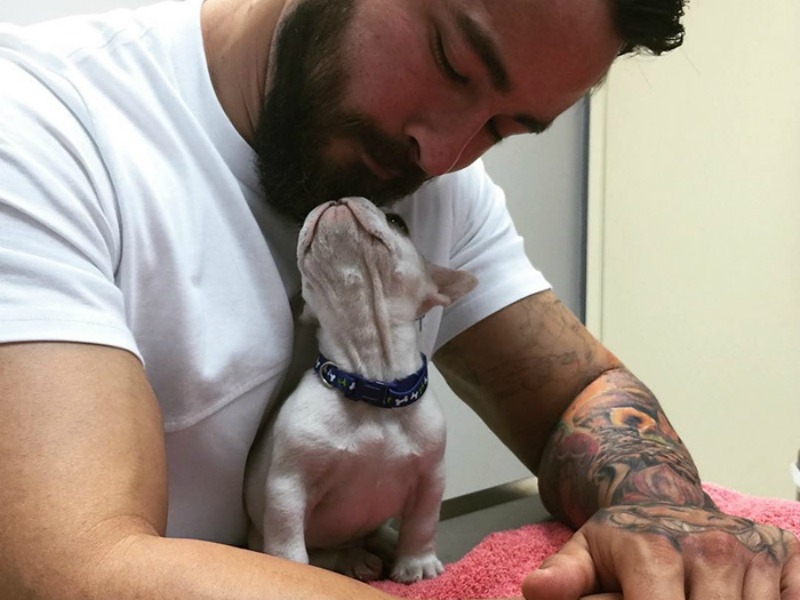 Instagram: Η νέα μόδα μας έχει τρελάνει: Σέξι άντρες ποζάρουν με τα σκυλάκια τους (photos - video) Instagram: Η νέα μόδα μας έχει τρελάνει: Σέξι άντρες ποζάρουν με τα σκυλάκια τους (photos - video)