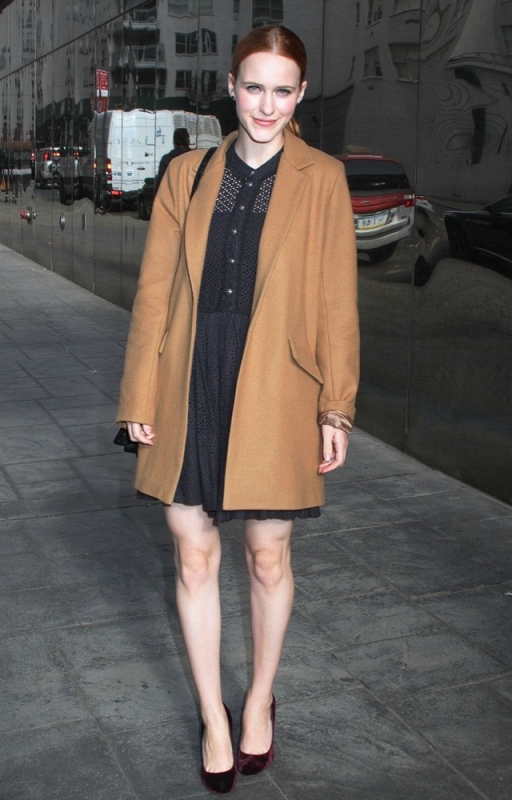 Street style : H Rachel Brosnahan με καμηλό - μαύρο σύνολο, δείχνει σέξι και chic Street style : H Rachel Brosnahan με καμηλό - μαύρο σύνολο, δείχνει σέξι και chic