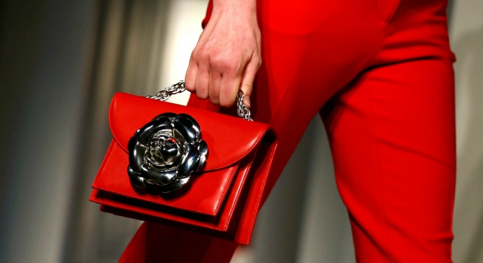 Το σωστό street style θέλει την κόκκινη τσάντα του Το σωστό street style θέλει την κόκκινη τσάντα του