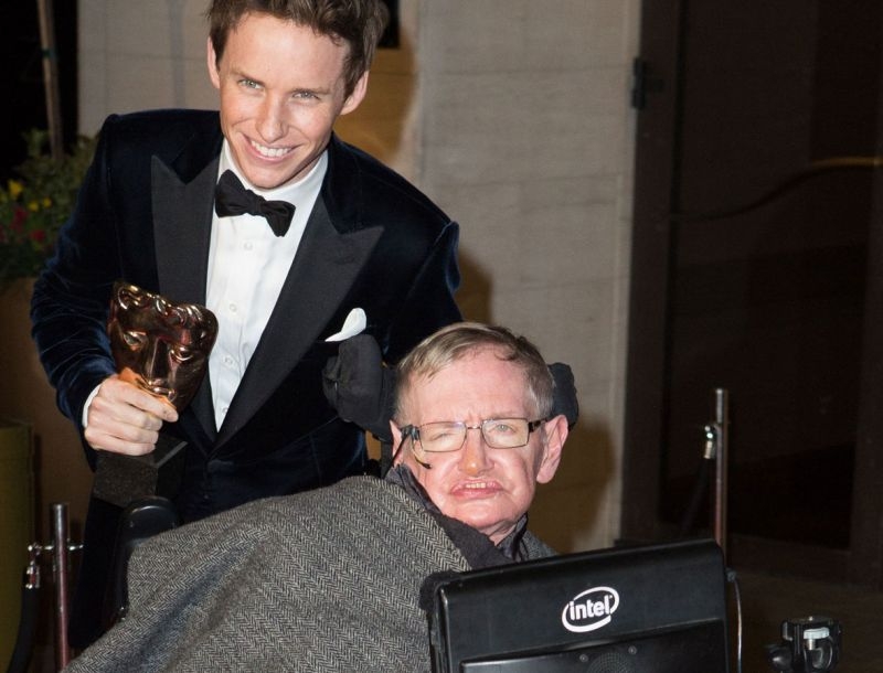 Oscars 2015: Το συγκινητικό μήνυμα του Stephen Hawking στον Eddie Redmayne Oscars 2015: Το συγκινητικό μήνυμα του Stephen Hawking στον Eddie Redmayne