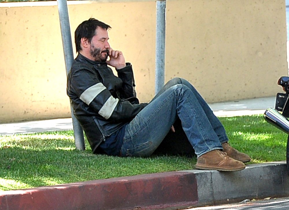 Keanu Reeves: Αράζοντας στο… γκαζόν! Keanu Reeves: Αράζοντας στο… γκαζόν!