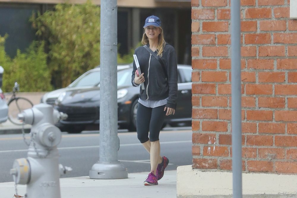 Η Renee Zellweger πήγε να ψωνίσει… πάτωμα! Η Renee Zellweger πήγε να ψωνίσει… πάτωμα!