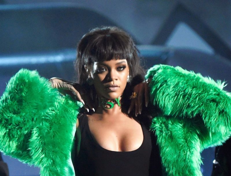 Rihanna: Οι καυτές σκηνές από το νέο προκλητικό clip Bitch Better Have My Money Rihanna: Οι καυτές σκηνές από το νέο προκλητικό clip Bitch Better Have My Money