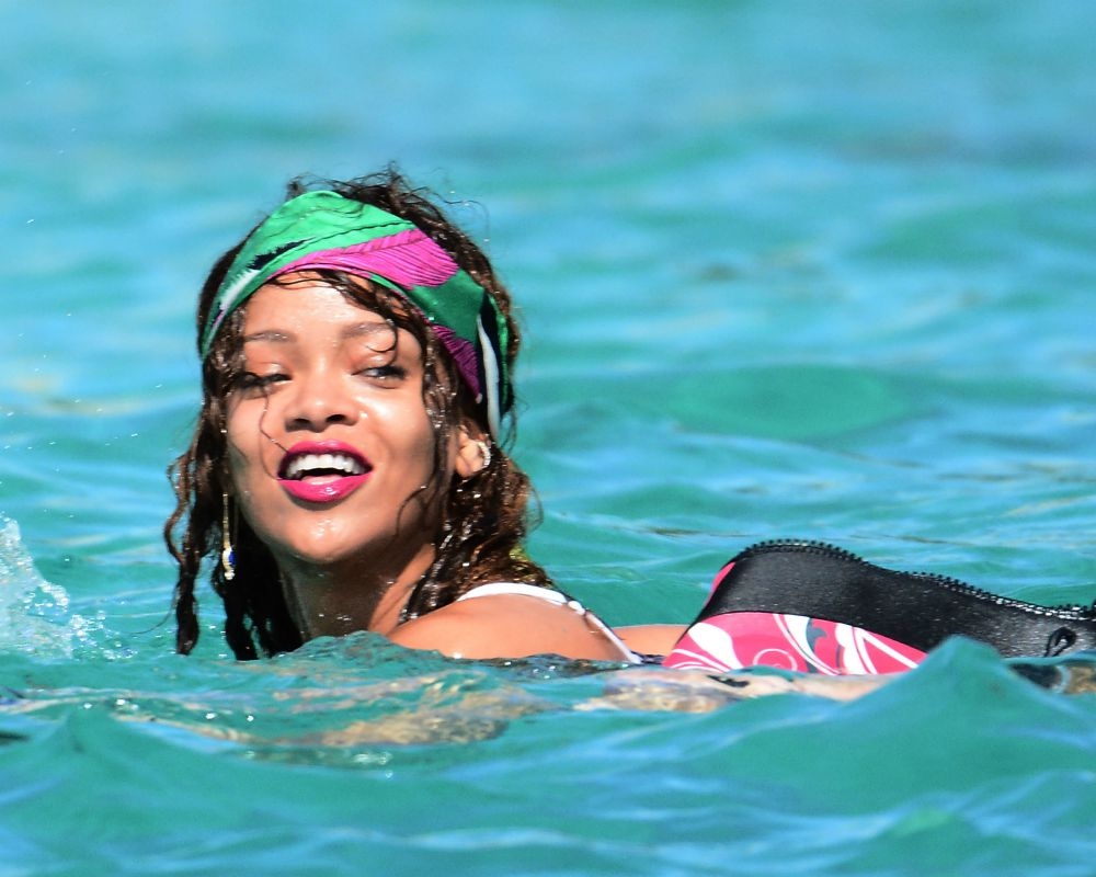 H Rihanna με ή χωρίς τον Lewis μας φτιάχνει την μέρα! H Rihanna με ή χωρίς τον Lewis μας φτιάχνει την μέρα!