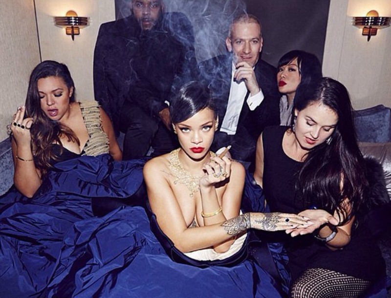 Άλλη μία προκλητική φωτογράφιση για τη Rihanna Άλλη μία προκλητική φωτογράφιση για τη Rihanna