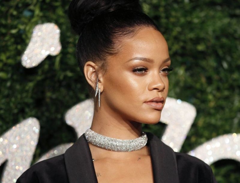 Η Rihanna ξανά sexy! Έμεινε μόνο με το μποξεράκι της Η Rihanna ξανά sexy! Έμεινε μόνο με το μποξεράκι της