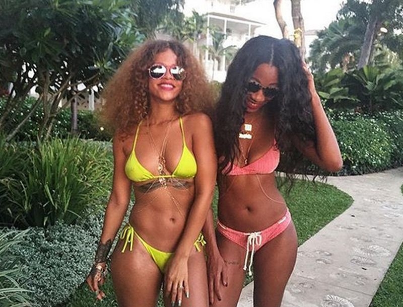 Rihanna: Ποζάρει με sexy bikini και «ρίχνει» το Instagram Rihanna: Ποζάρει με sexy bikini και «ρίχνει» το Instagram