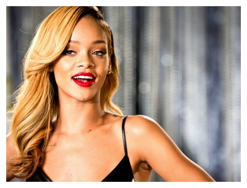 H Rihanna μοιράζει υποτροφίες σε κορυφαία Πανεπιστήμια H Rihanna μοιράζει υποτροφίες σε κορυφαία Πανεπιστήμια