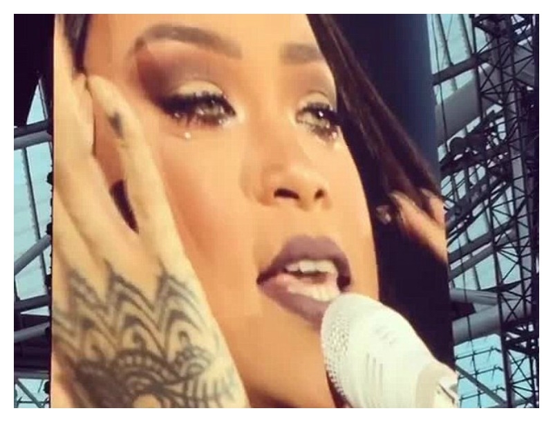 Η Rihanna είχε μια στιγμή Μποφίλιου στη σκηνή! (video) Η Rihanna είχε μια στιγμή Μποφίλιου στη σκηνή! (video)