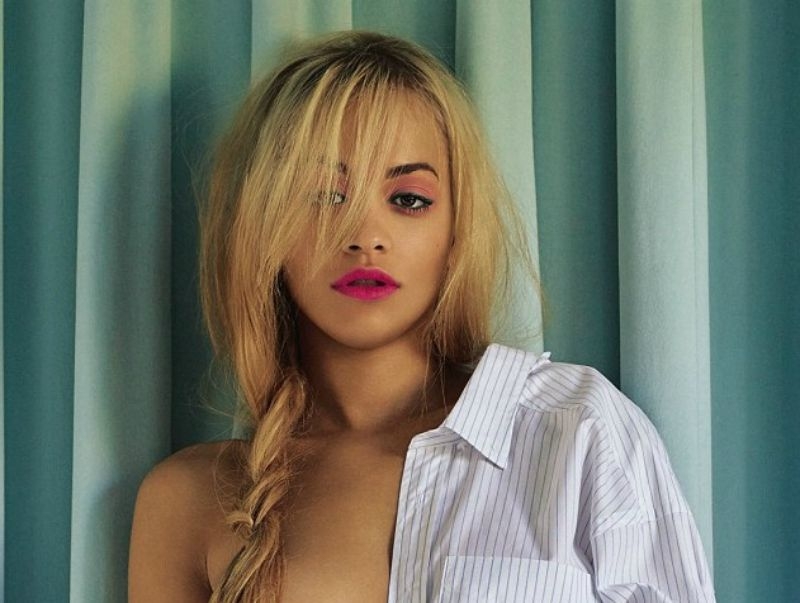 Rita Ora: Μας έδειξε το ένα της στήθος Rita Ora: Μας έδειξε το ένα της στήθος