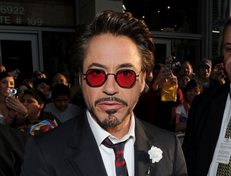 Robert Downey Jr: Βόλτα με πανάκριβα μποτάκια Givenchy Robert Downey Jr: Βόλτα με πανάκριβα μποτάκια Givenchy