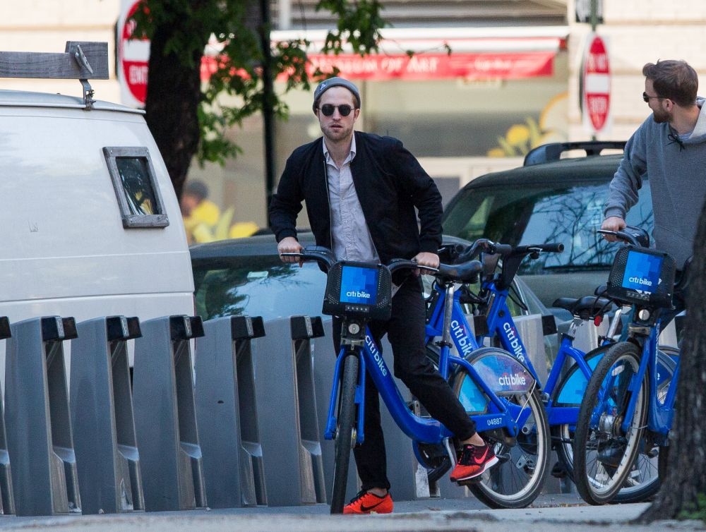 Robert Pattinson: Βόλτα στη Νέα Υόρκη με το ποδήλατο του Robert Pattinson: Βόλτα στη Νέα Υόρκη με το ποδήλατο του