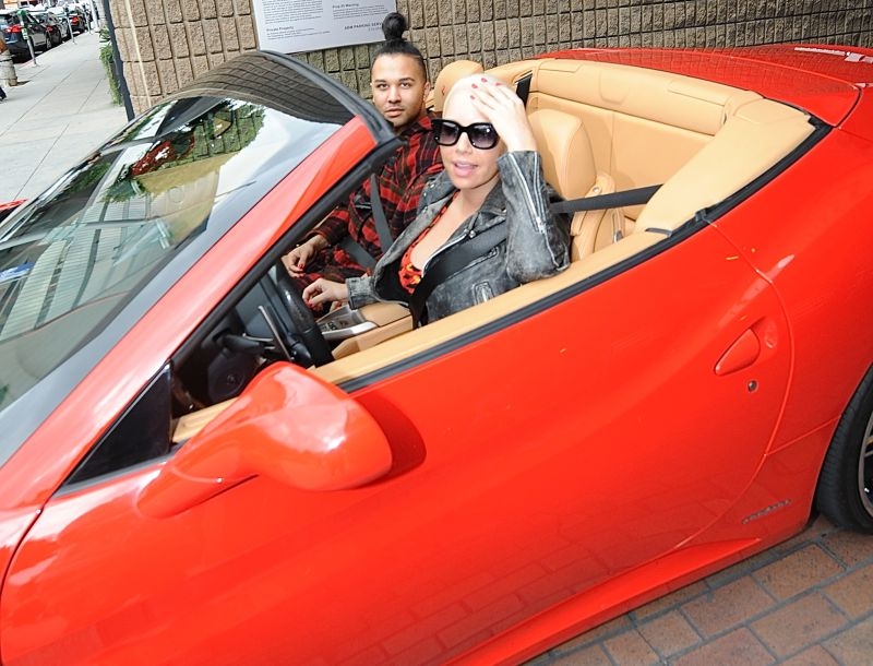 Συμβαίνει και στις διάσημες: Η Amber Rose δεν μπορεί να αλλάξει λάστιχο Συμβαίνει και στις διάσημες: Η Amber Rose δεν μπορεί να αλλάξει λάστιχο