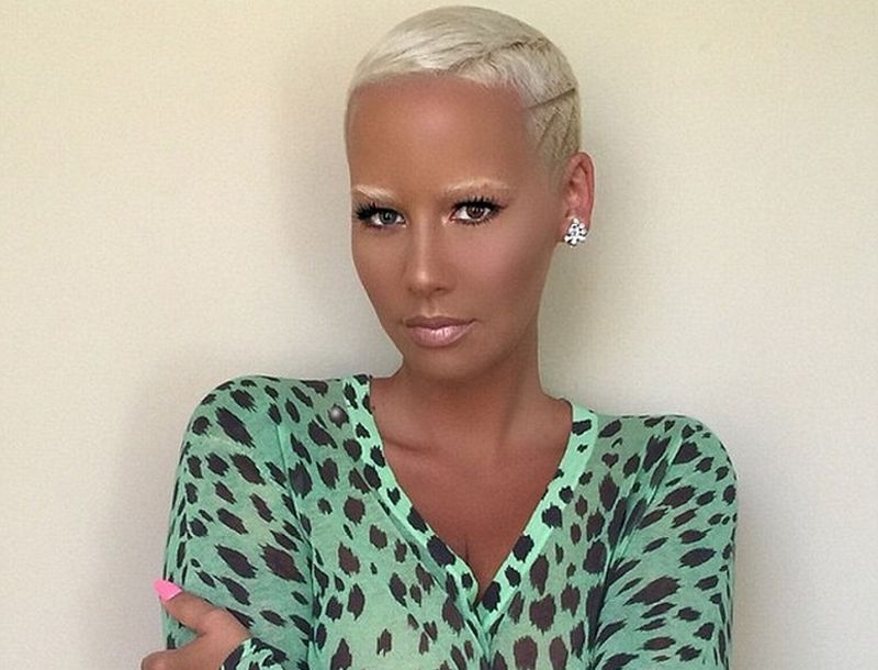 Amber Rose: Γδύθηκε για το εξώφυλλο του νέου της βιβλίου Amber Rose: Γδύθηκε για το εξώφυλλο του νέου της βιβλίου