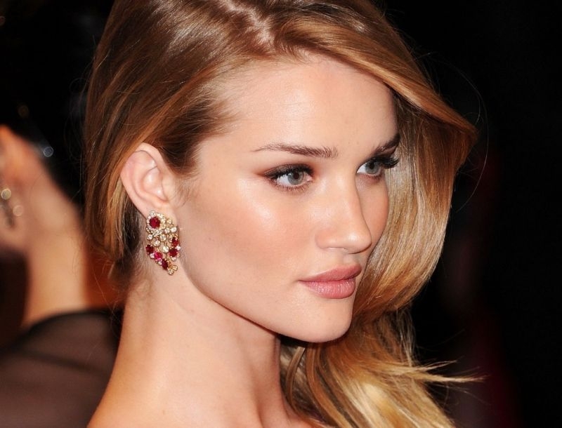 Mεταλλικά tattoos η νέα τρέλα του Hollywood! Δες την Rosie Huntington Mεταλλικά tattoos η νέα τρέλα του Hollywood! Δες την Rosie Huntington