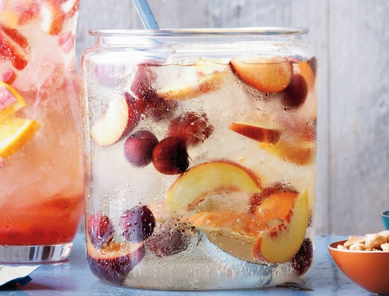 Φτιάξε το καλύτερο καλοκαιρινό cocktail: Peach Plum Sangria Φτιάξε το καλύτερο καλοκαιρινό cocktail: Peach Plum Sangria
