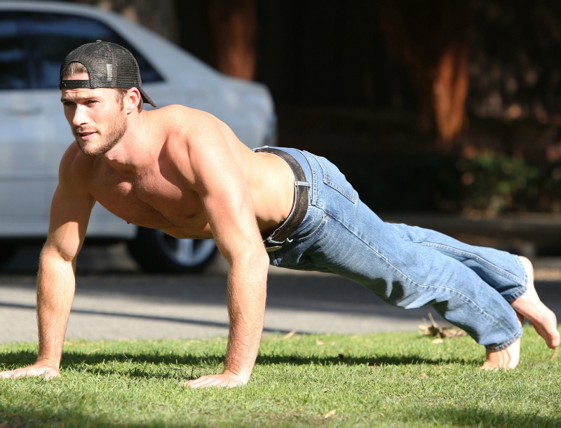 Scott Eastwood: Τον έχεις δει να γυμνάζεται; Δεν ξέρεις τι χάνεις Scott Eastwood: Τον έχεις δει να γυμνάζεται; Δεν ξέρεις τι χάνεις