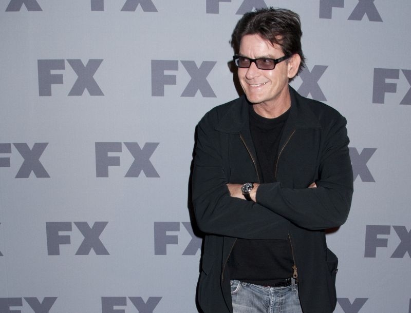 Είναι large ο Charlie Sheen! Άφησε το δαχτυλίδι των αρραβώνων στην πρώην του Είναι large ο Charlie Sheen! Άφησε το δαχτυλίδι των αρραβώνων στην πρώην του