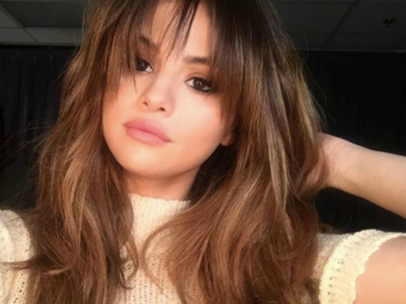 H Bella Hadid και η Selena Gomez δείχνουν πώς οι αφέλειες είναι hot! H Bella Hadid και η Selena Gomez δείχνουν πώς οι αφέλειες είναι hot!