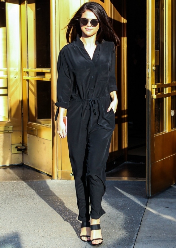 Street style : H Selena Gomez με μαύρη ολόσωμη φόρμα δείχνει όμορφη και chic Street style : H Selena Gomez με μαύρη ολόσωμη φόρμα δείχνει όμορφη και chic