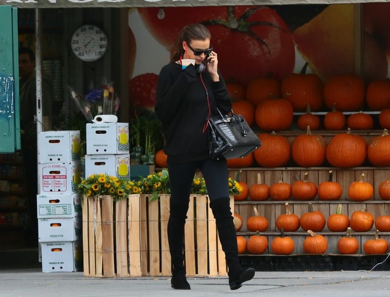 Με total black φόρμα η Irina Shayk παραμένει hot Με total black φόρμα η Irina Shayk παραμένει hot