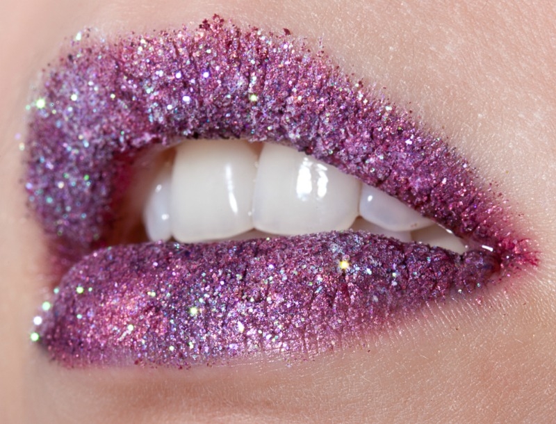 Τόλμησέ το τώρα! Τα πιο ωραία χείλη με glitter Τόλμησέ το τώρα! Τα πιο ωραία χείλη με glitter